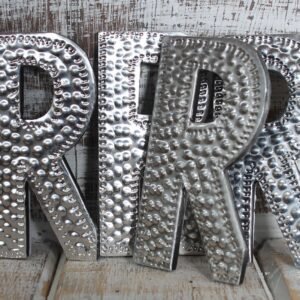 Alternative view of Mistiška aliuminio raidė „R“ – simbolinė dekoro runa