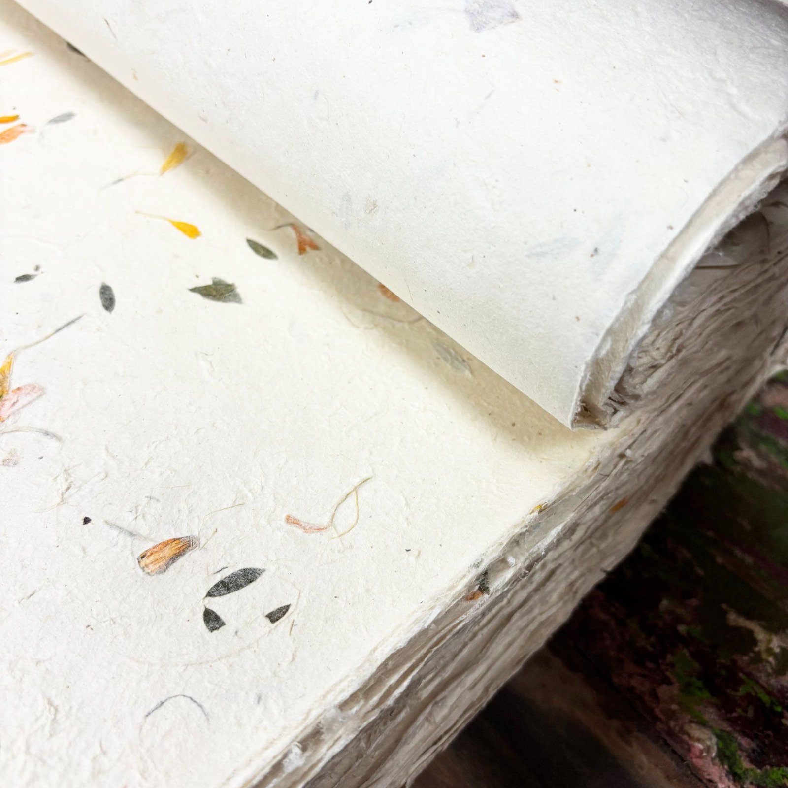 Lokta rankų darbo popierius „Žolės dvasia“ 51×76 cm – Nepalo kalnų tekstūra - Image 5