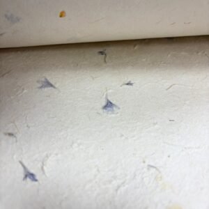 Alternative view of Lokta rankų darbo popierius su rugiagėlių žiedlapiais – kūrybos ir tylos lapas (51×76 cm)