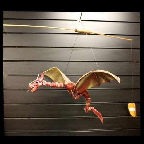 Alternative view of Raudonas kokosinis mobilusis dekoras „Dragon“ – 46 cm tropiškos magijos akcentas