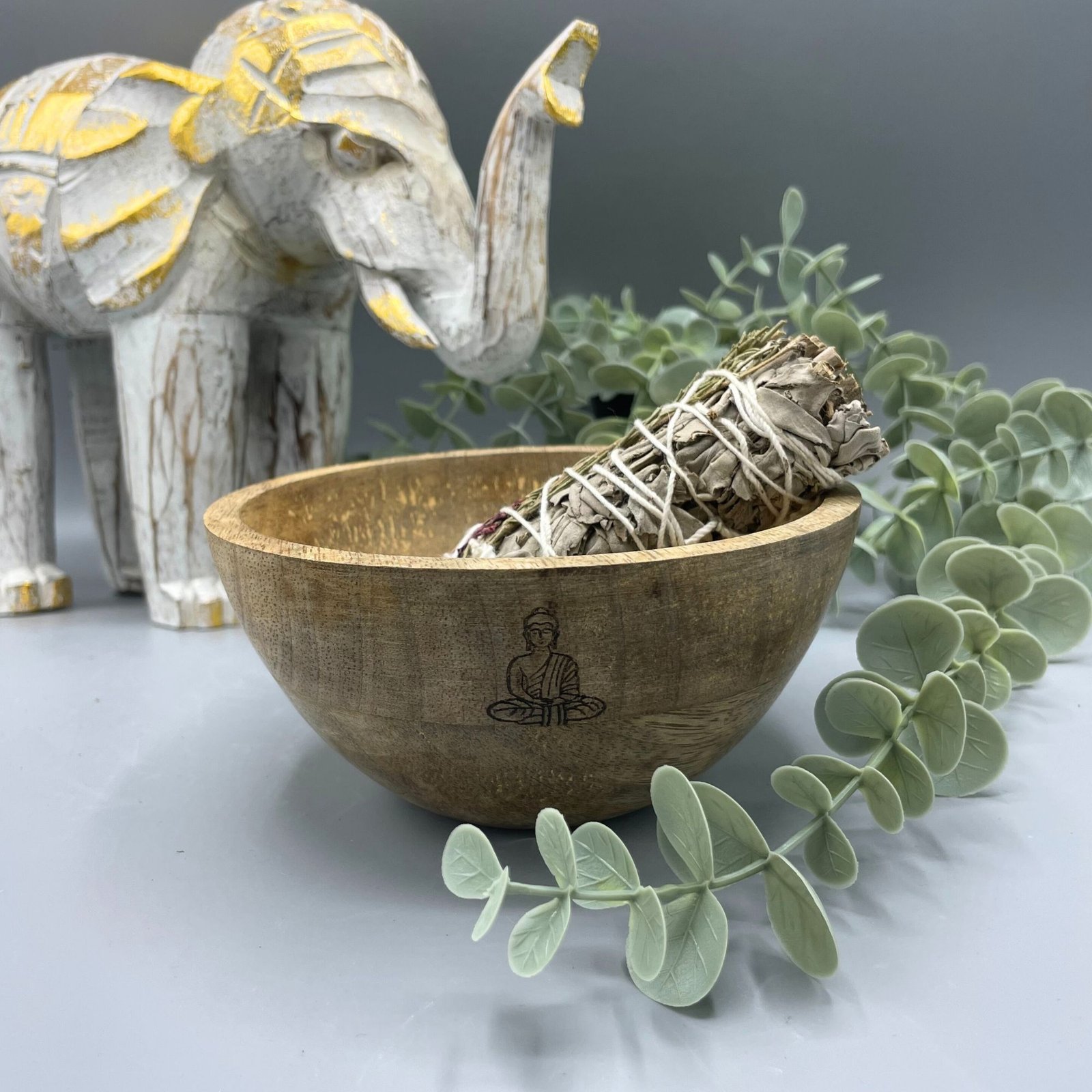 Medinis smilkymo ir ritualinių aukų dubenėlis „Buddha“ – mango medžio ramybės akcentas 14×7 cm