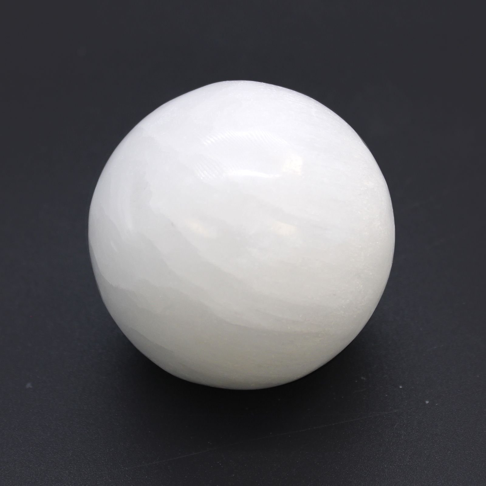 Alternative view of Selenito sfera 5–6 cm – šviesos ir tylos ritualo akcentas