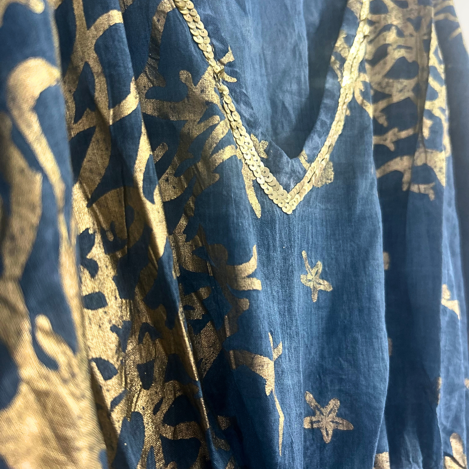 Alternative view of Kaftanas „Nomad Sari“ – jūros mėlynumo ir auksinio koralo rašto vasaros lengvumas