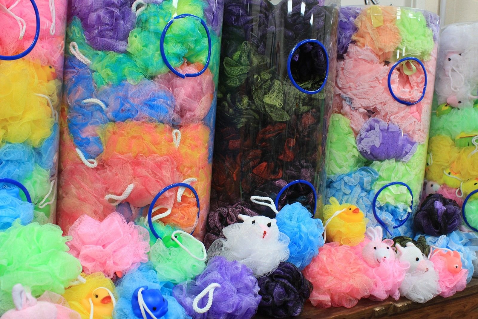 Plaukų gumelės „Squeaky Toy Scrunchies“ – žaismingas 5 vnt. rinkinys kasdieniam ritualui - Image 14