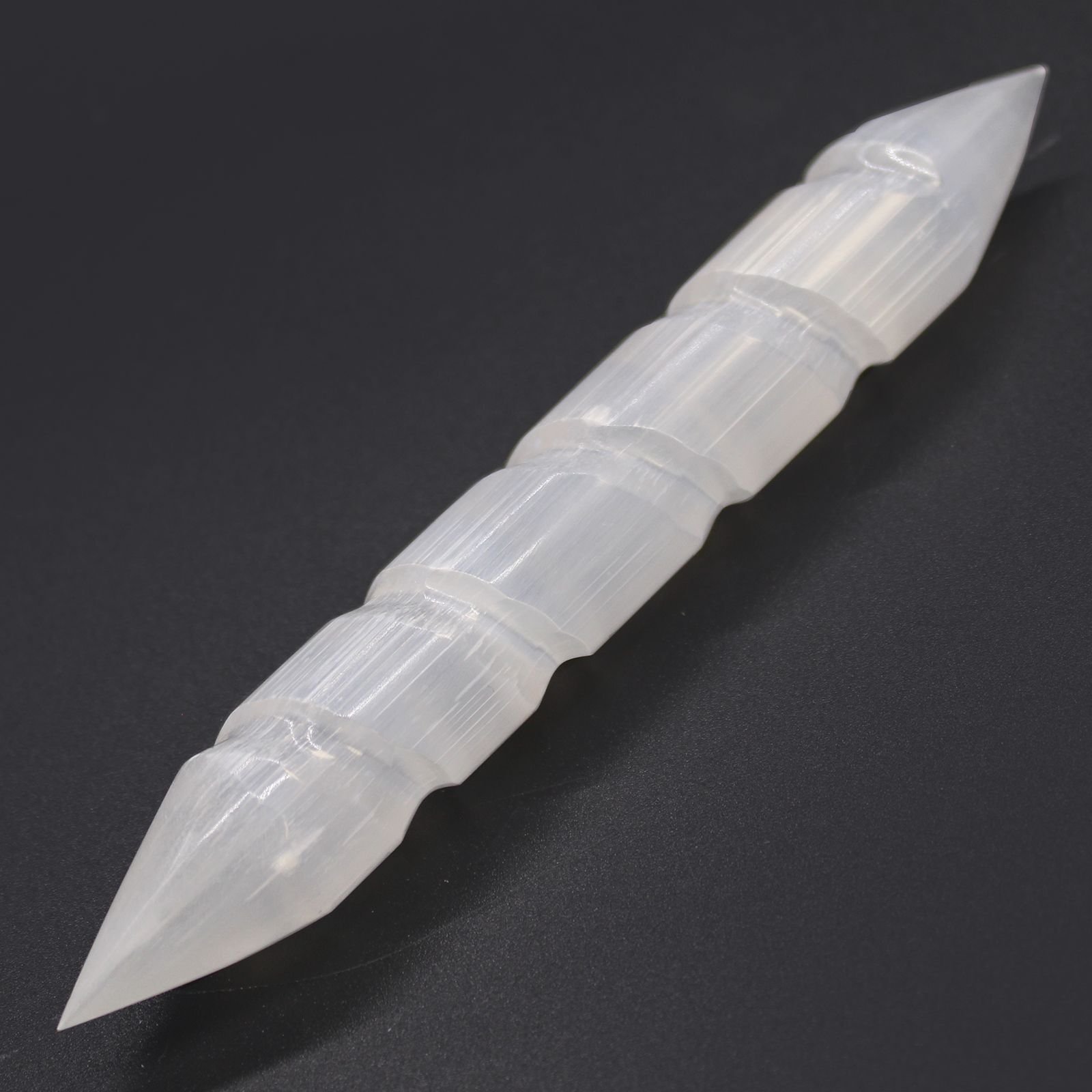 Alternative view of Selenito spiralės lazdelė „Selenite Spiral Wands“ – 16 cm šviesos ritualo akcentas
