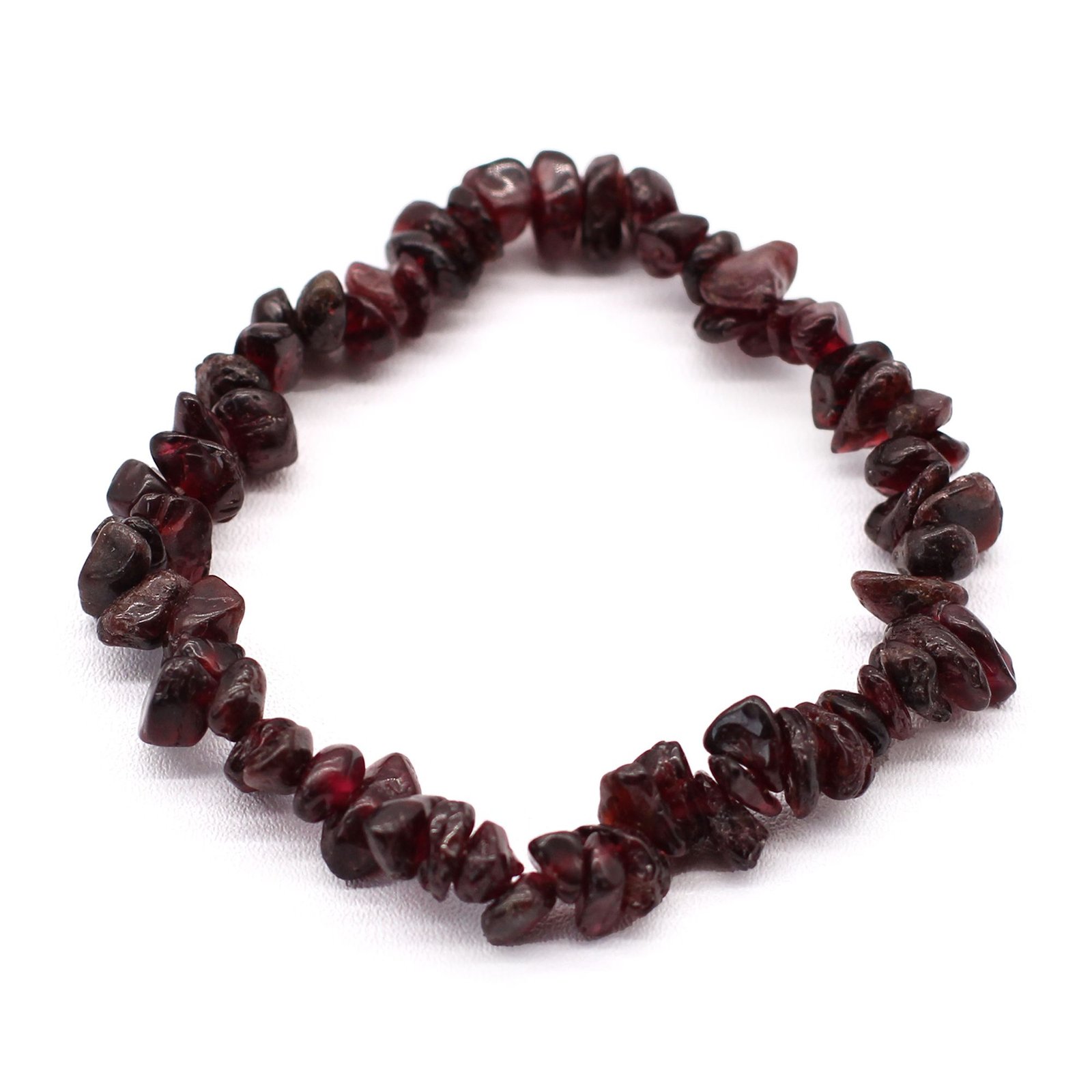 Chipstone apyrankė „Blood Garnet“ – tamsaus spindesio akmenų ritualas