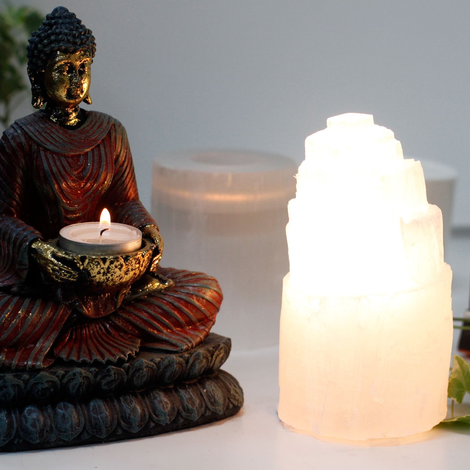 Alternative view of Natūrali selenito bokštelio lempa „Natural Selenite Tower Lamp“ – 15 cm šviesos ramybė