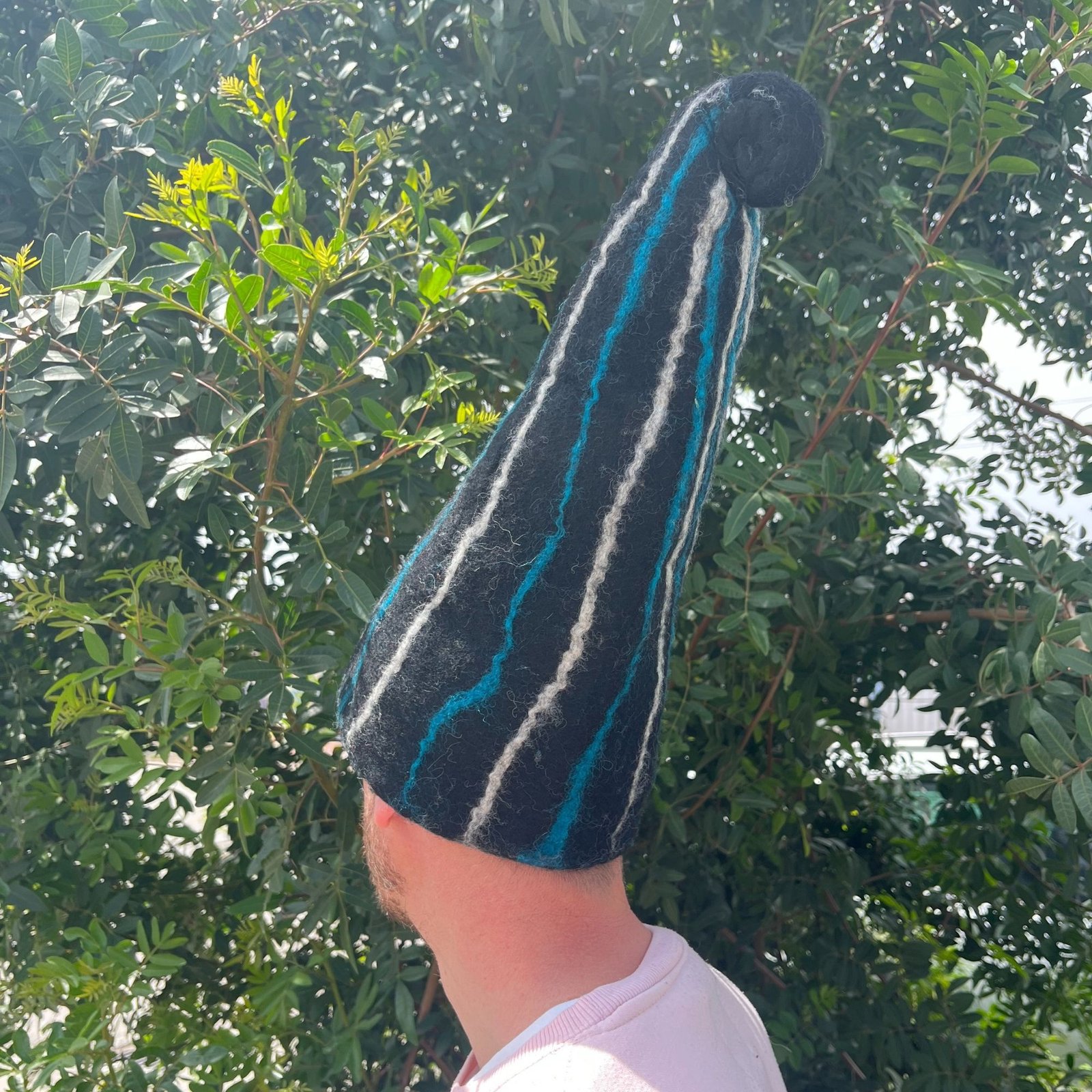 Velta pirties kepurė „Black Blue Streaks“ – vilnos jaukumo ir tylos ritualas