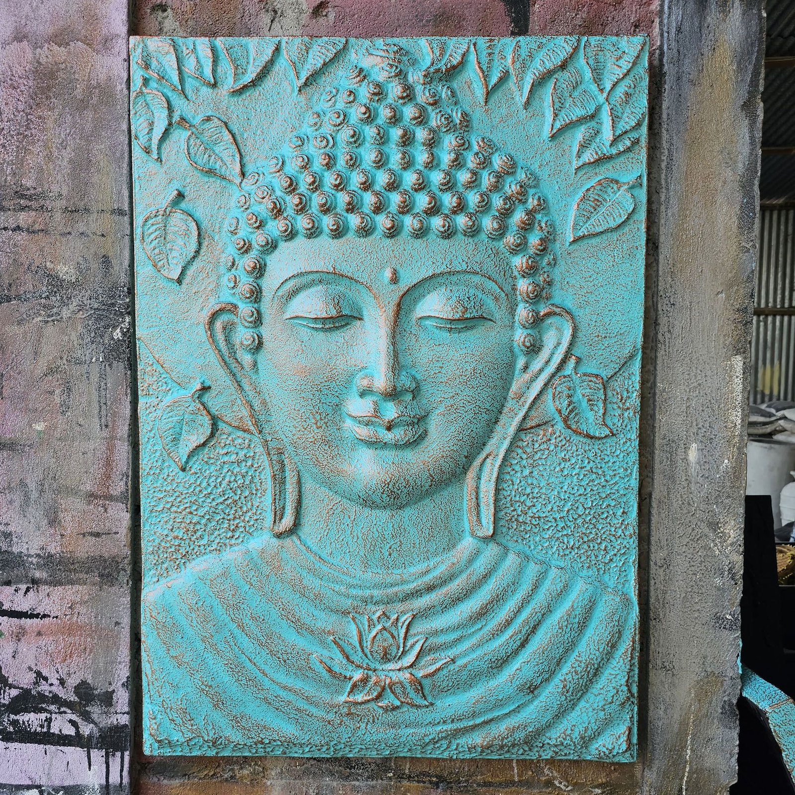 Didelė Budos sieninė dekoracija „Turquoise Relief“ – ramybės akcentas sodui ir namams
