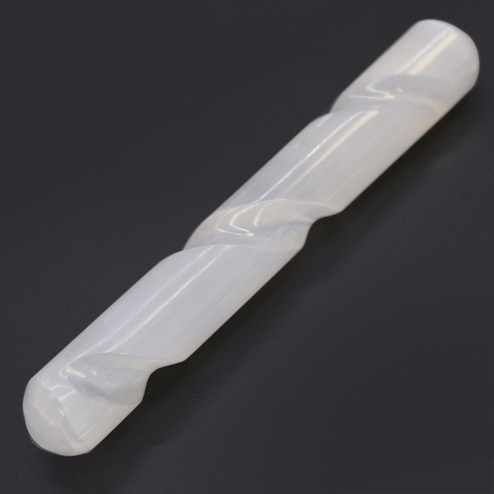 Alternative view of Selenito spiralės lazdelė „Selenite Spiral Wand“ – 16 cm šviesos ritualui