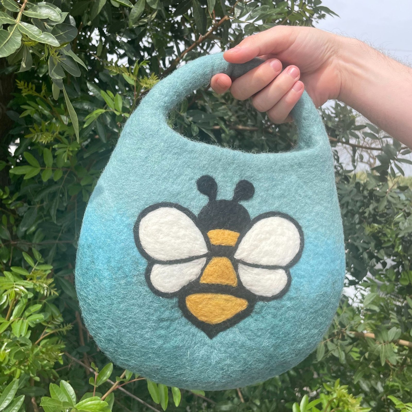 Šlapio vėlimo krepšys „Bee Bag“ – mėlynai žalias kasdienės magijos palydovas
