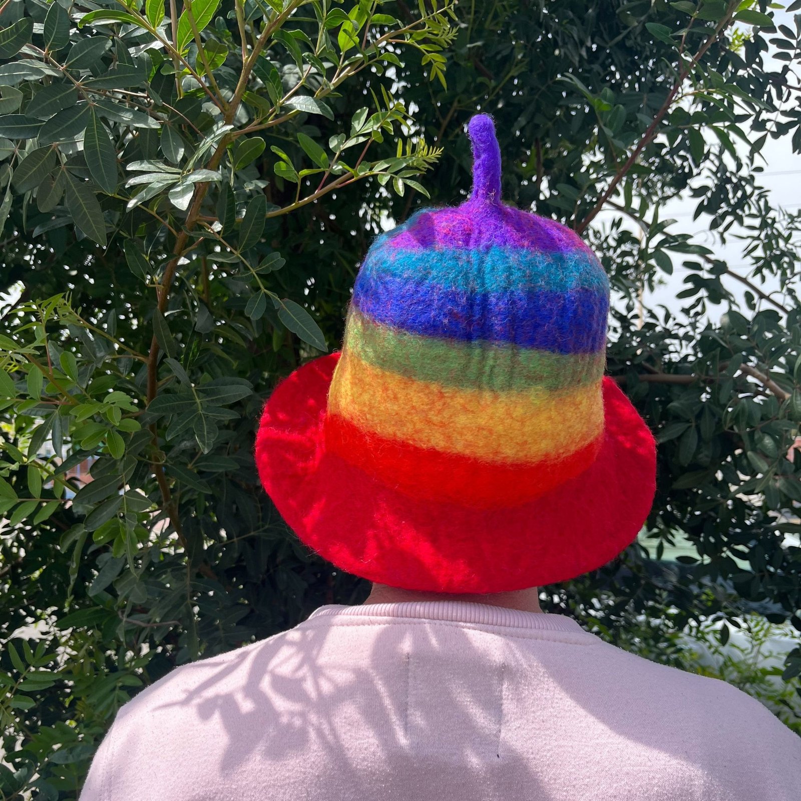 Veltos pirties kepurė „Rainbow“ – vilnos jaukumas jūsų šilumos ritualui