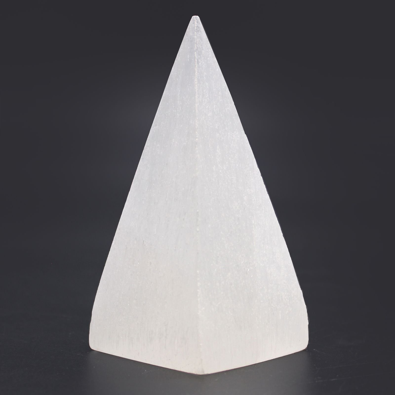 Alternative view of Selenito piramidė „Selenite Pyramid“ – 10 cm šviesos ir ramybės akcentas
