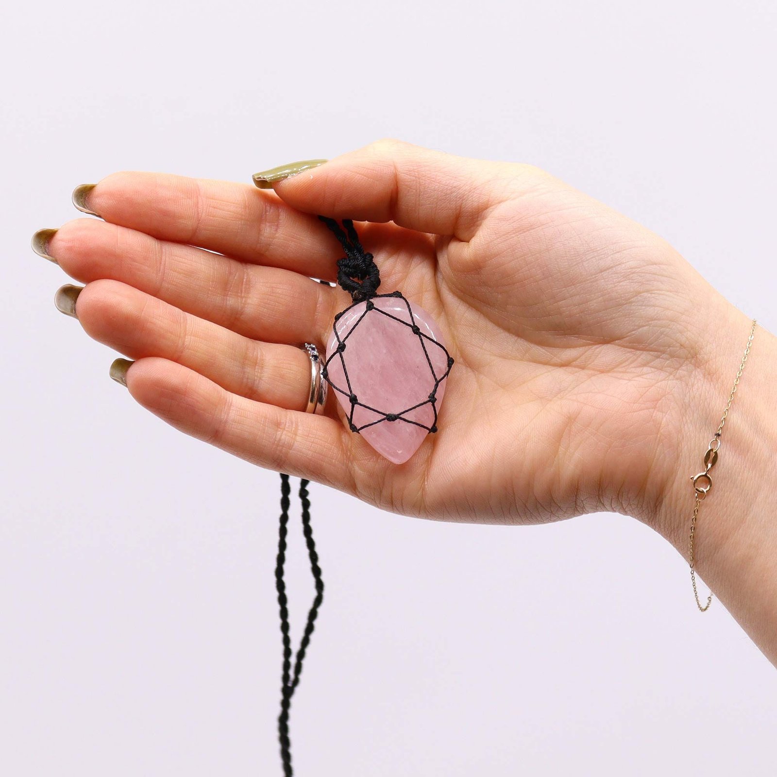 Alternative view of Nėriniuotas brangakmenio pakabukas „Rose Quartz“ – švelnios širdies paslaptis