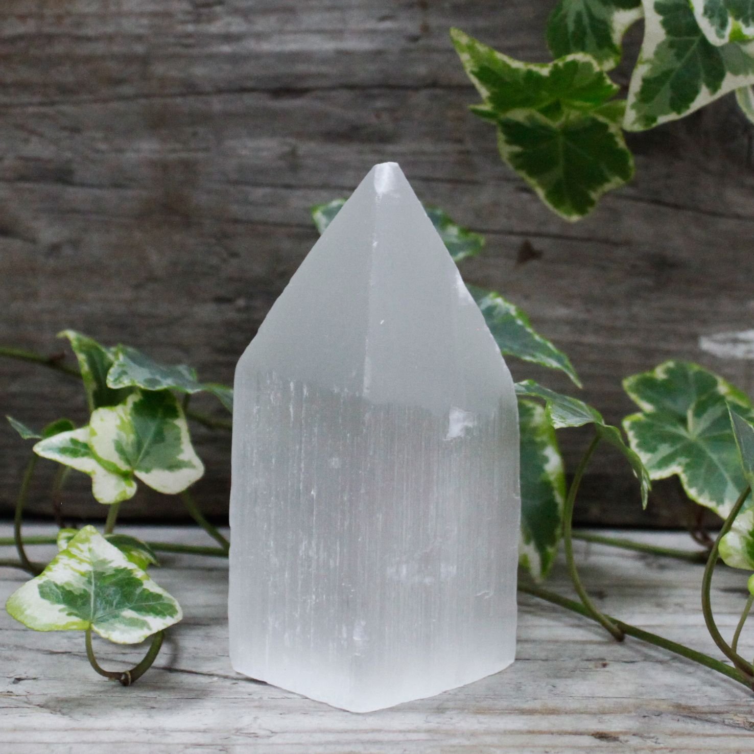 Selenito bokštelis „Pencil Point Tower“ – 10 cm šviesos ramybės akmuo