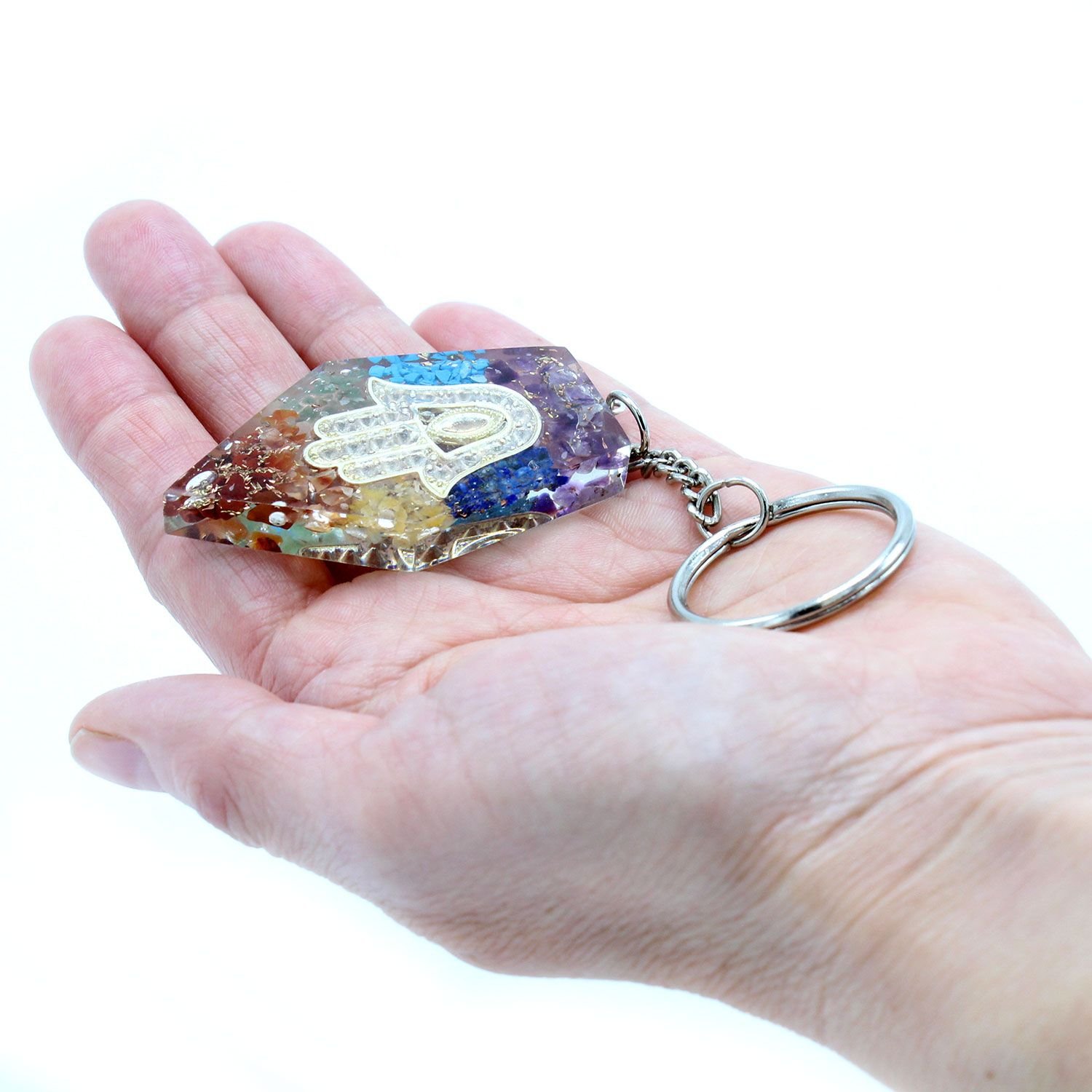 Alternative view of Orgonito galios raktų pakabukas „Gemstone Chakra Hamsa“ – mažas apsaugos ir harmonijos talismanas