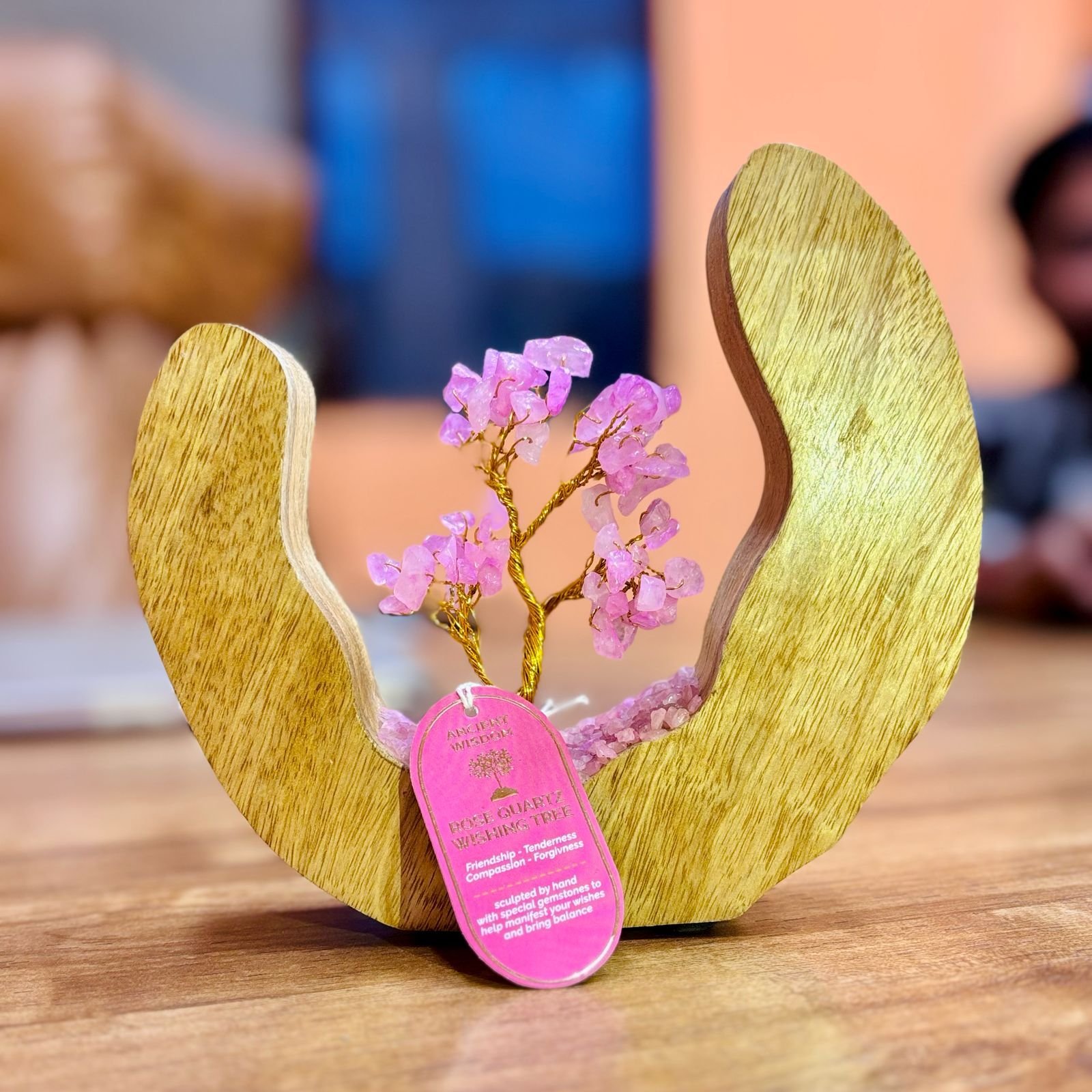Brangakmenių medelis „Rose Quartz“ – mango medžio sodo ramybės akcentas