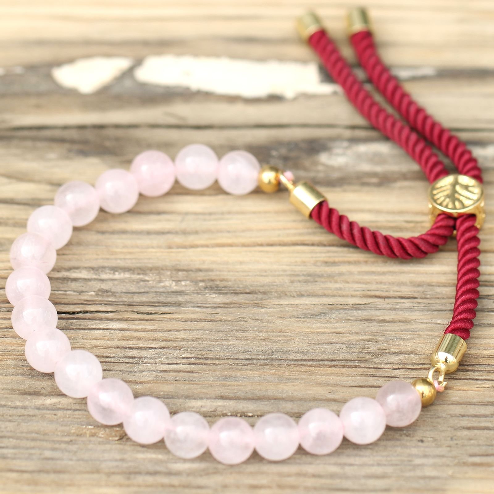 Alternative view of Reguliuojama brangakmenių apyrankė „Rose Quartz“ – bordo virvelės ir 18K aukso žvilgesys