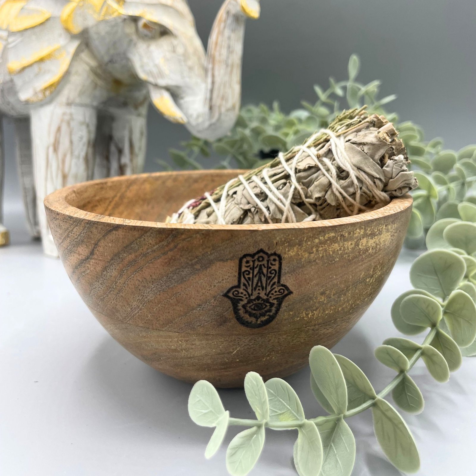 Alternative view of Medinis smilkymo ir ritualinių aukų dubenėlis „Hamsa“ – mango medžio ramybės akcentas 14×7 cm