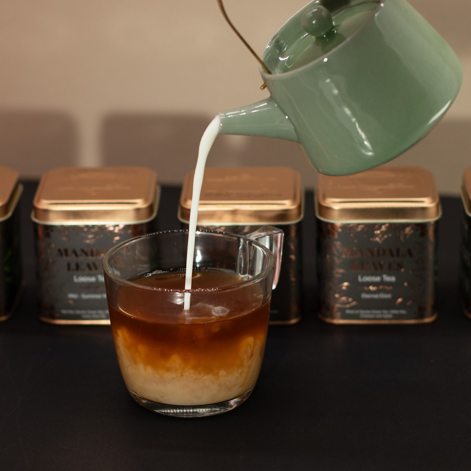 Alternative view of Juodosios magijos arbatos mišinys „Black Magic Blend“ – 50 g paslaptingo jaukumo skardinėje