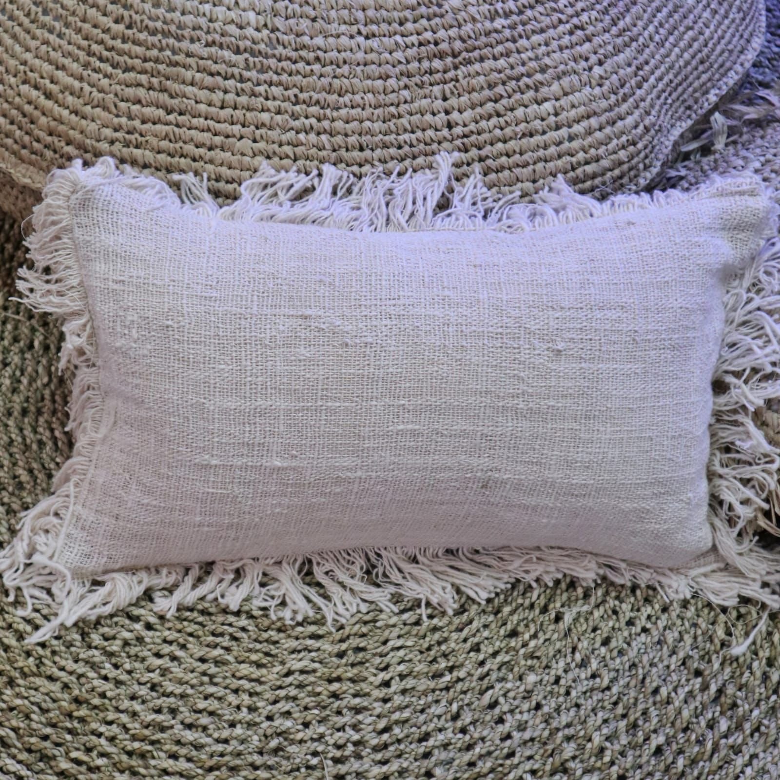 Alternative view of Lininis pagalvėlės užvalkalas 30×50 cm su kutais – jaukus namų akcentas