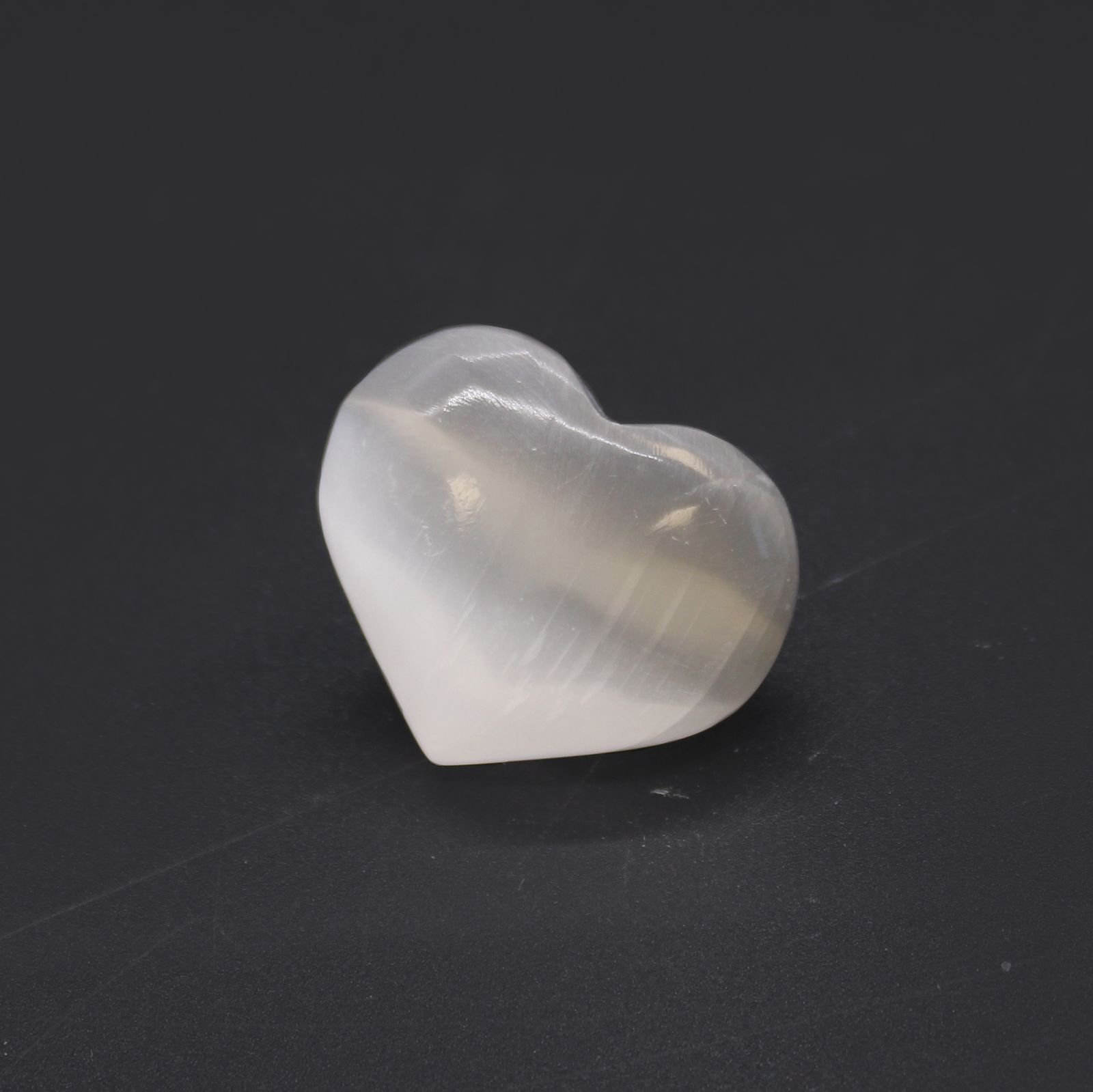 Alternative view of Selenito širdelė „Selenite Heart“ – šviesos ir ramybės akcentas