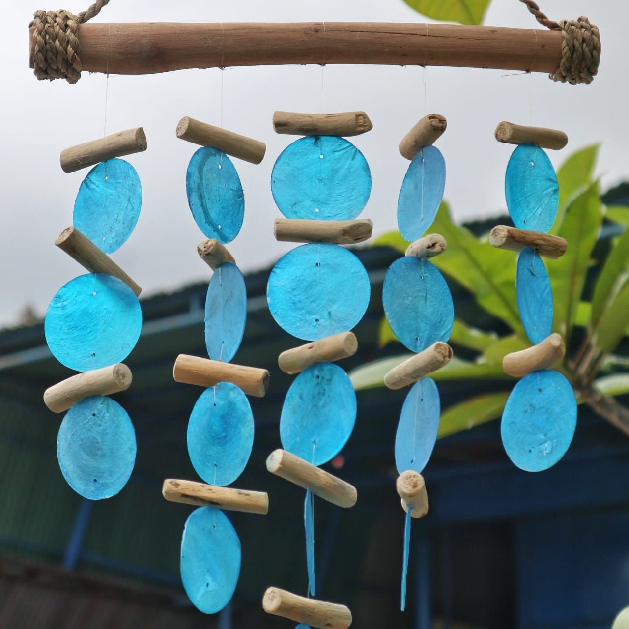 Alternative view of Vėjo varpelis „Blue Driftwood Chime“ – mėlynos pakrantės ramybės dekoras