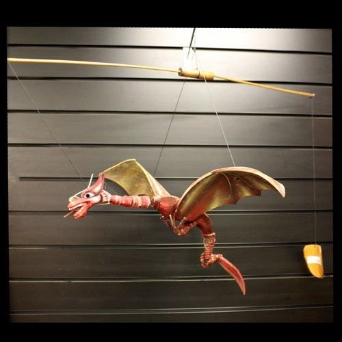 Raudonas kokosinis mobilusis dekoras „Dragon“ – 46 cm tropiškos magijos akcentas