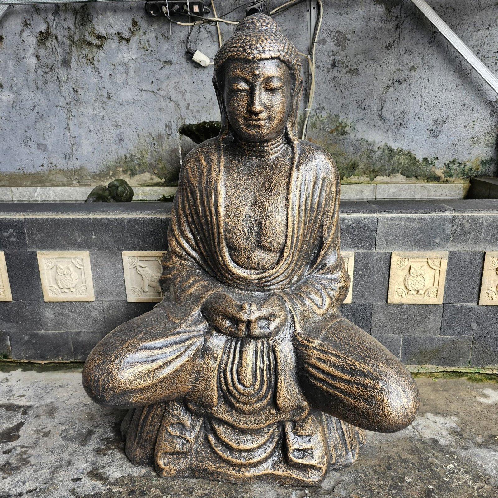 Didelė antikinio aukso Thai Budos statula – 91,5 cm sodo ramybės akcentas