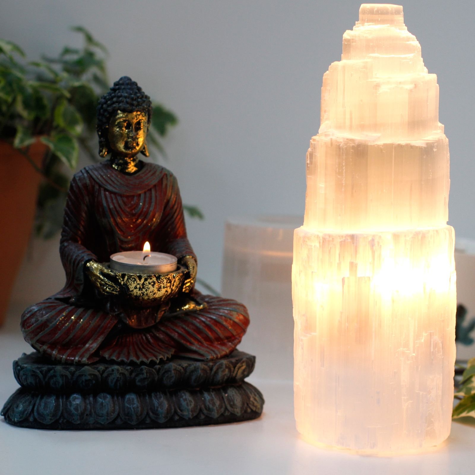 Alternative view of Natūrali selenito bokštelio lempa „Natural Selenite Tower Lamp“ – 25 cm šviesos ramybė