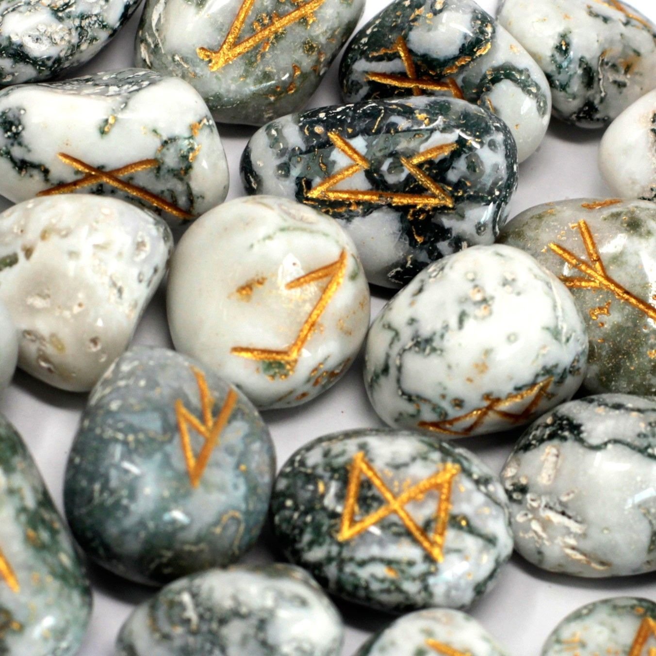 Runų akmenų rinkinys dėkle „Tree Agate“ – žemiškos tylos ir ritualo palydovas