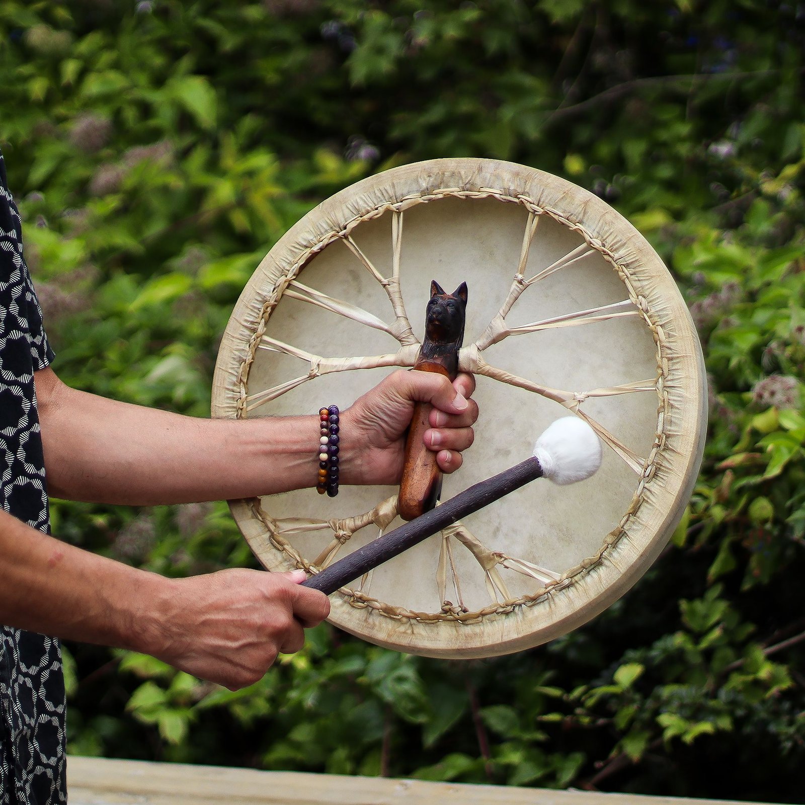 Reguliuojamas šamanų būgnas „Spirit of the Wolf“ – 40 cm ritualo skambesys