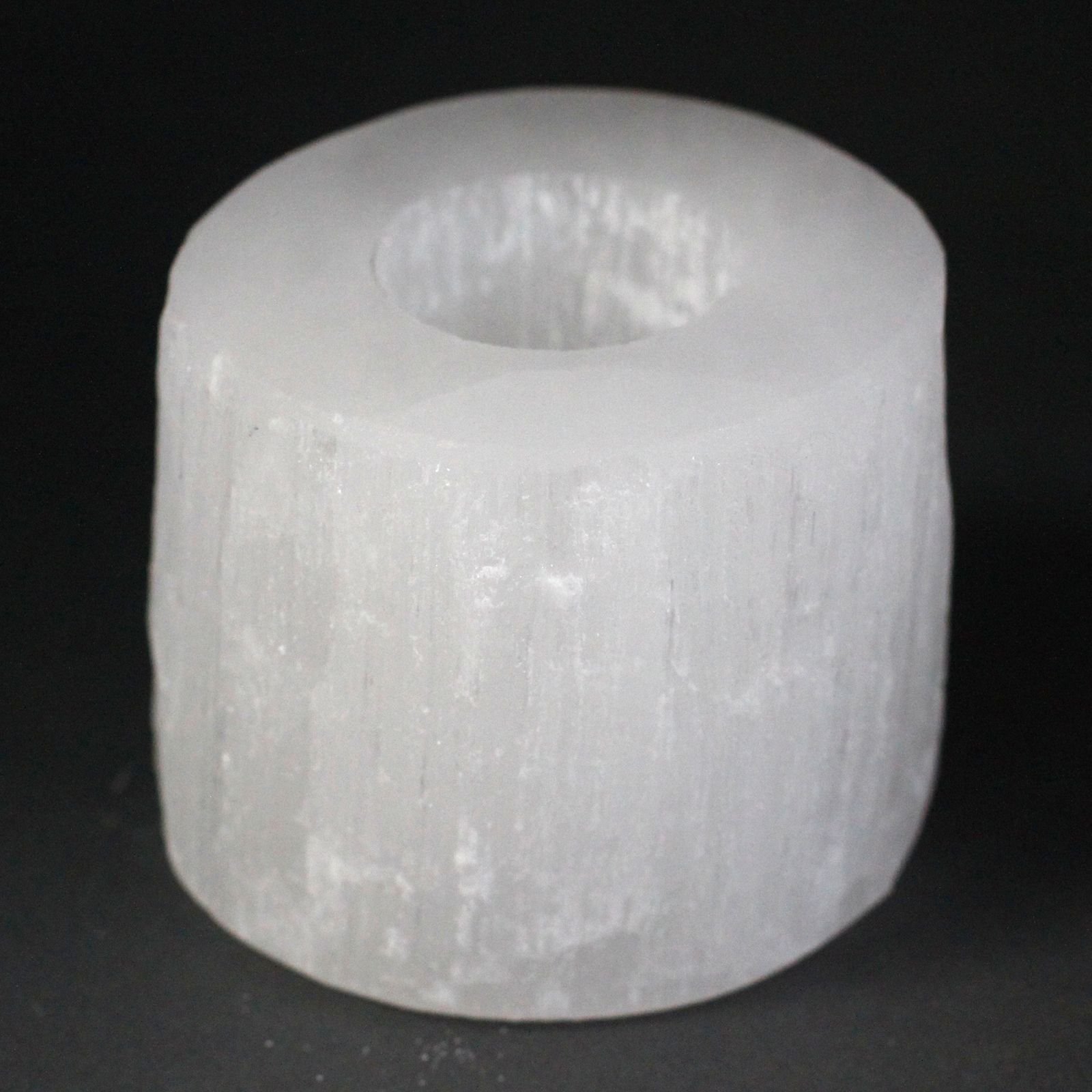 Selenito žvakidė „Cylinder“ – 8 cm šviesos ir ramybės akcentas