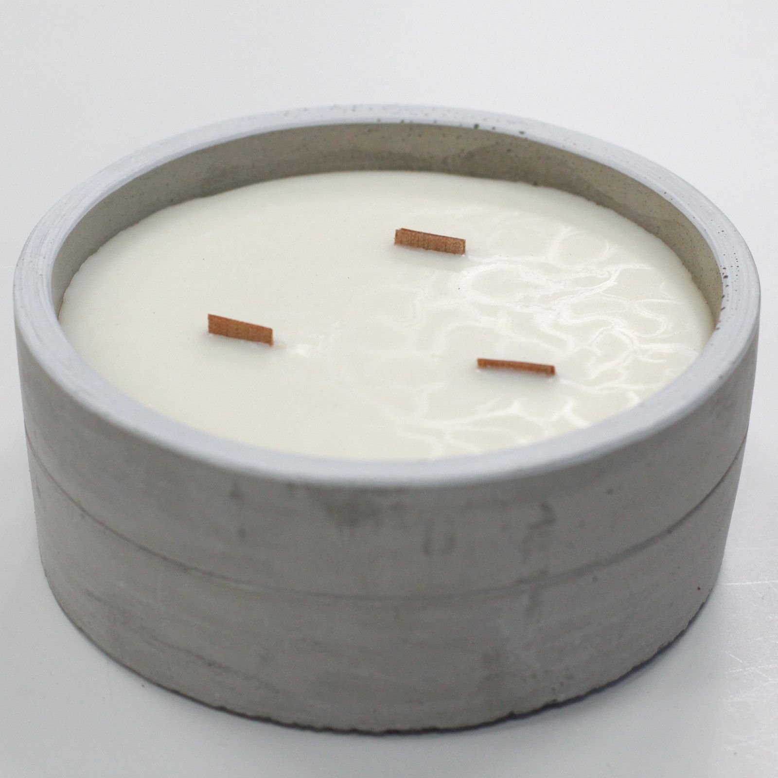 Alternative view of Didelė betoninė sojų vaško žvakė „Crushed Vanilla & Orange“ – medinio spragsėjimo jaukumas