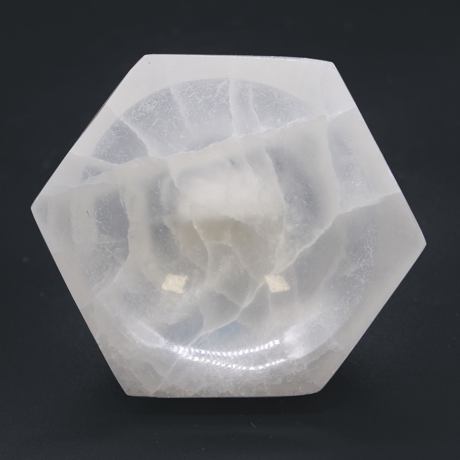 Alternative view of Selenito dubenėlis „Hex Bowl“ – 10 cm šviesos ir ramybės akcentas