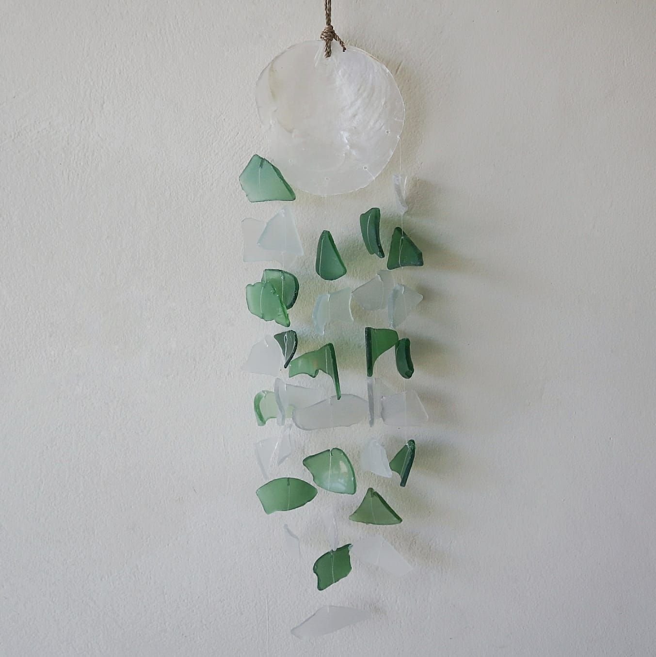 Alternative view of Vėjo varpelis „Copis & Glass Drop“ – žalio ir balto stiklo sodo šnabždesys