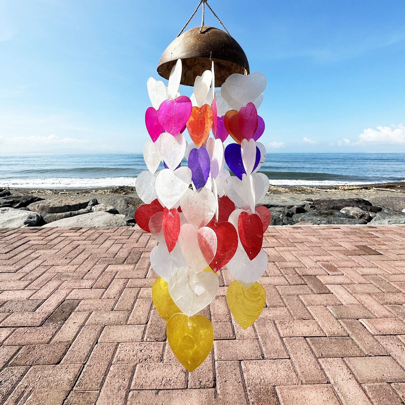 Alternative view of Vėjo varpeliai „Big Hearts“ iš kokoso ir capiz – 40 cm namų paslapties akcentas