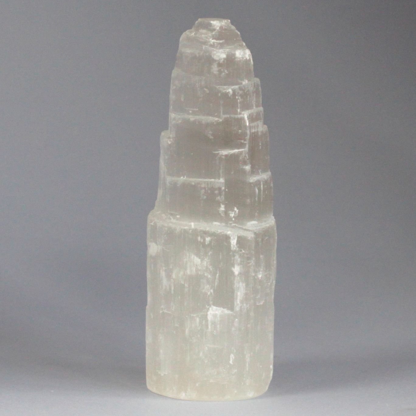 Alternative view of Natūralus selenito bokštelis – 15 cm šviesos ir ramybės akcentas