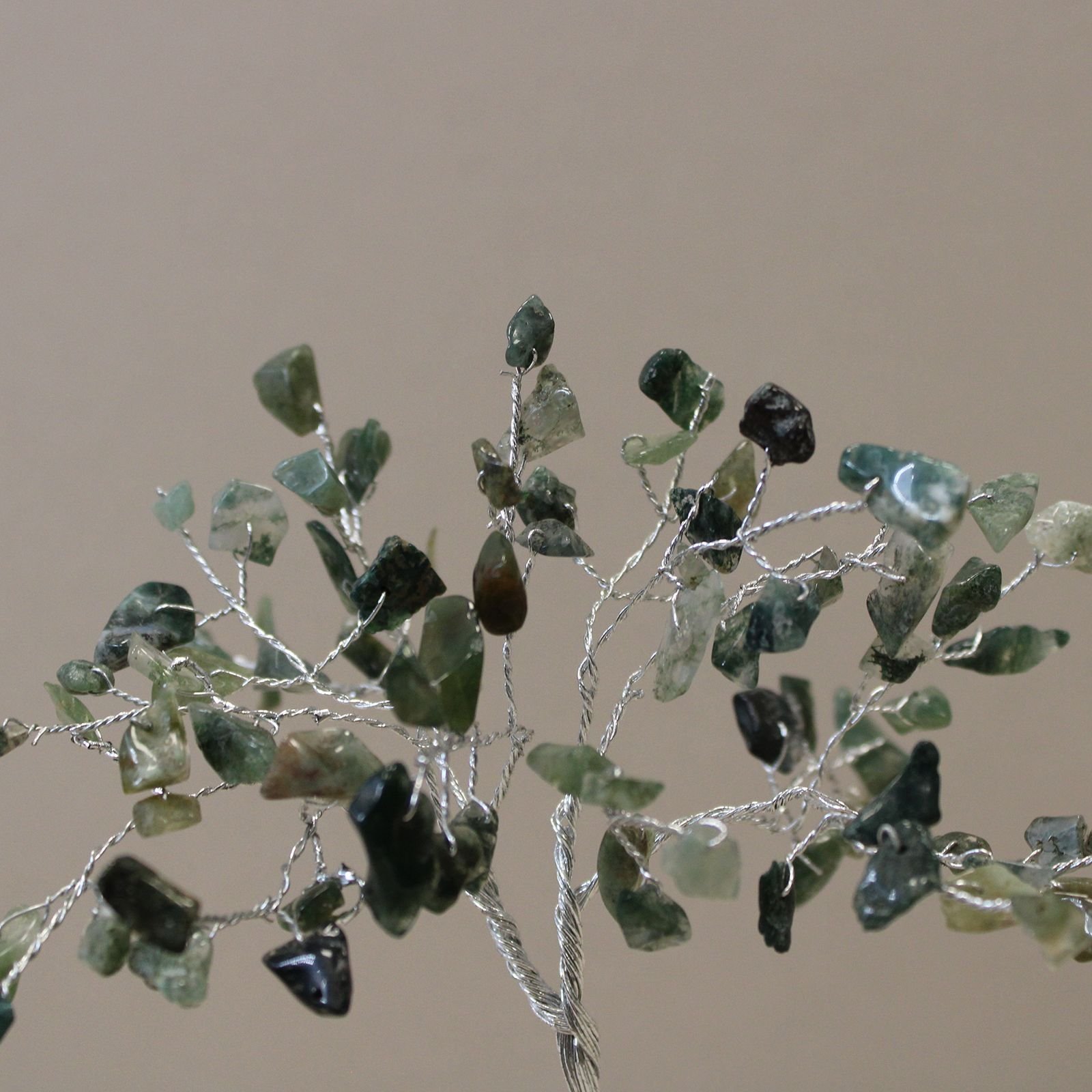 Alternative view of Brangakmenių medelis su orgonito pagrindu „Moss Agate“ – 80 akmenėlių ramybės akcentas