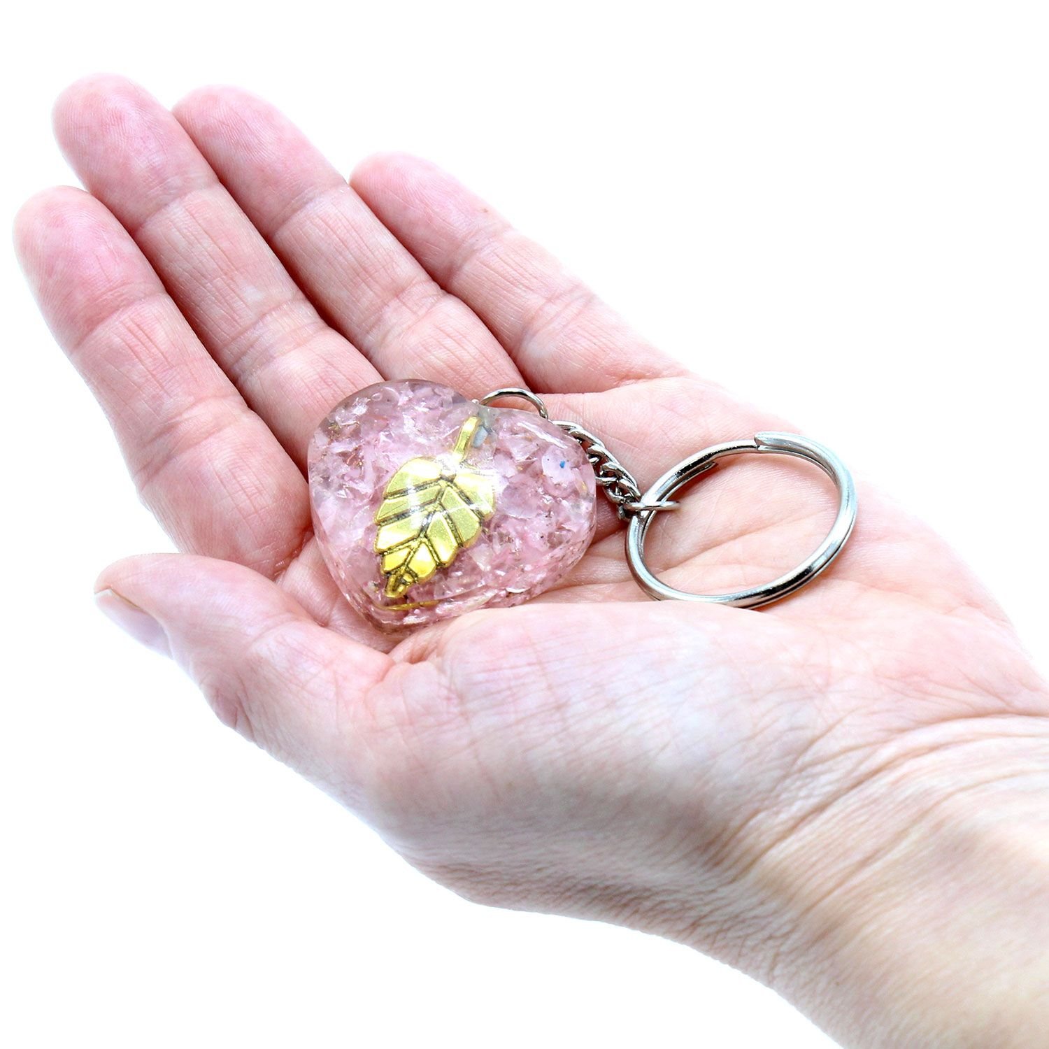 Alternative view of Orgonito galios raktų pakabukas „Rose Quartz Heearts Golden Leaf“ – švelni kasdienės magijos detalė