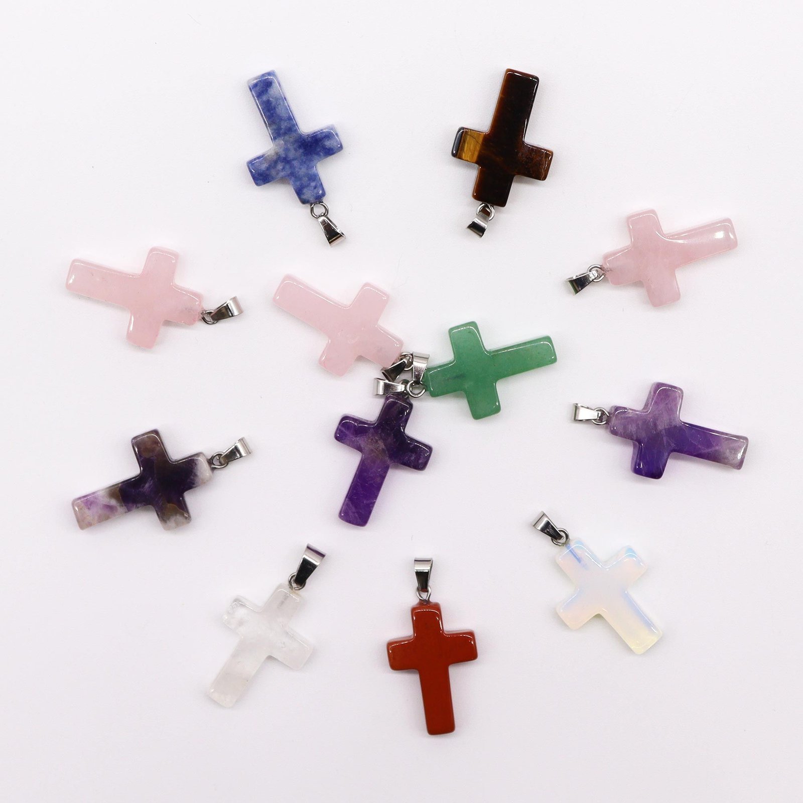 Brangakmenių kryželio pakabukas – 25 × 18 mm mažas talismano akcentas