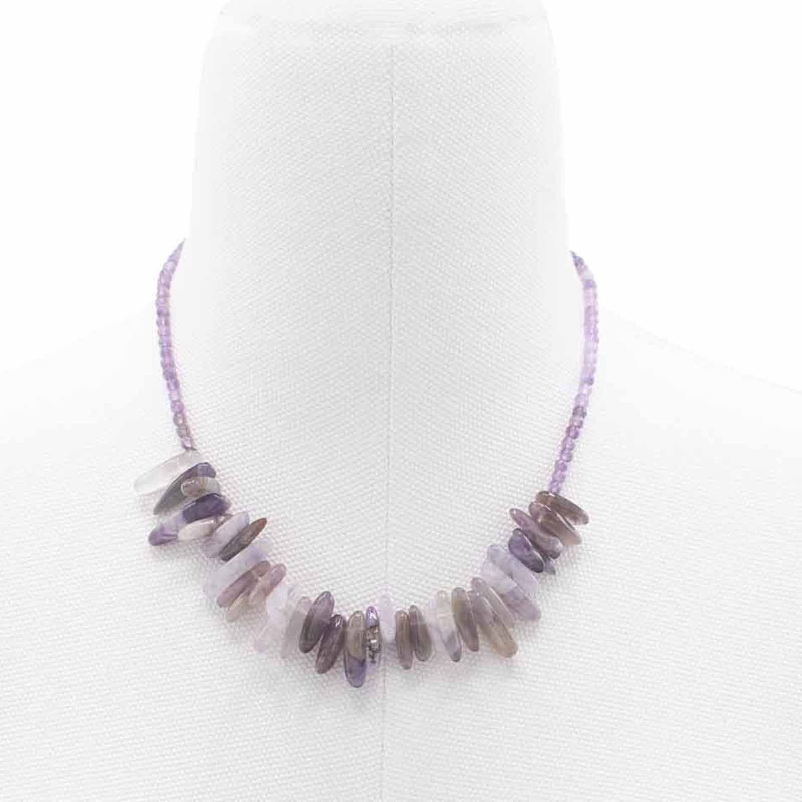 Ilgas brangakmenių vėrinys „Amethyst“ – violetinės tylos ir šviesos akcentas