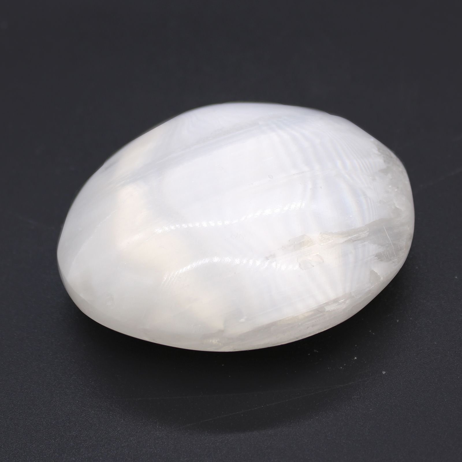 Alternative view of Selenito delninė lazdelė „Selenite Palm Stone“ – 5–7 cm šviesos ramybės akmuo