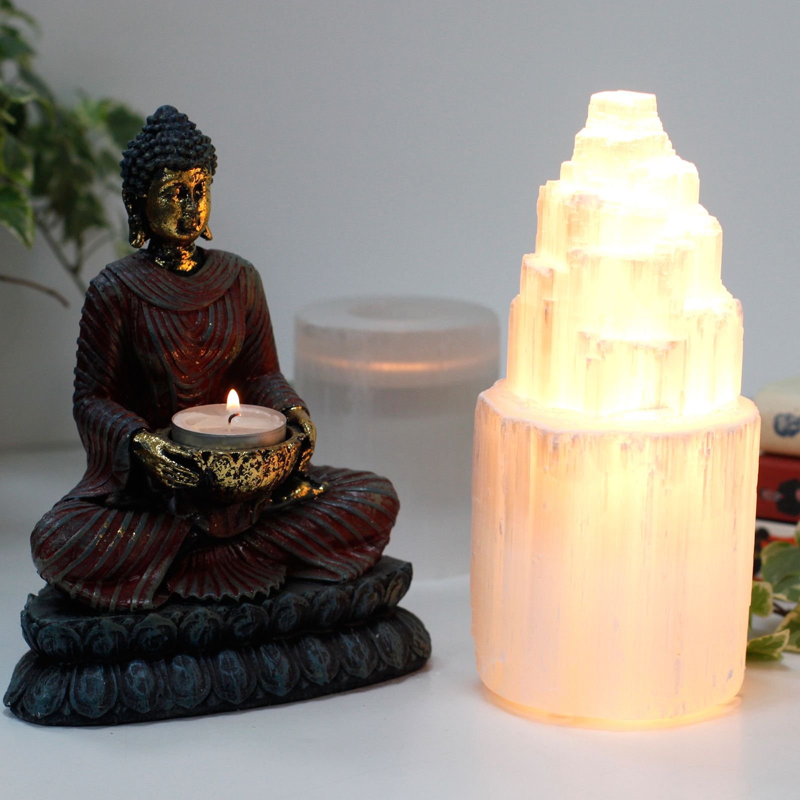 Alternative view of Natūrali selenito bokštelio lempa „Natural Selenite Tower Lamp“ – 20 cm šviesos ramybė