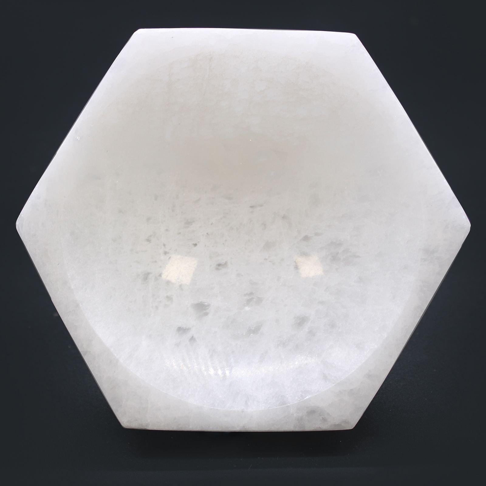 Alternative view of Selenito dubuo „Hex Bowl“ – 15 cm šviesos ir ramybės akcentas