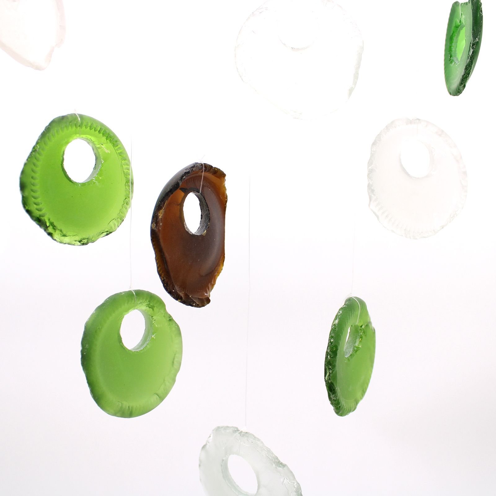 Alternative view of Vėjo varpelis iš perdirbto stiklo „Bottle Bottoms Chime“ – spalvotas sodo skambesys