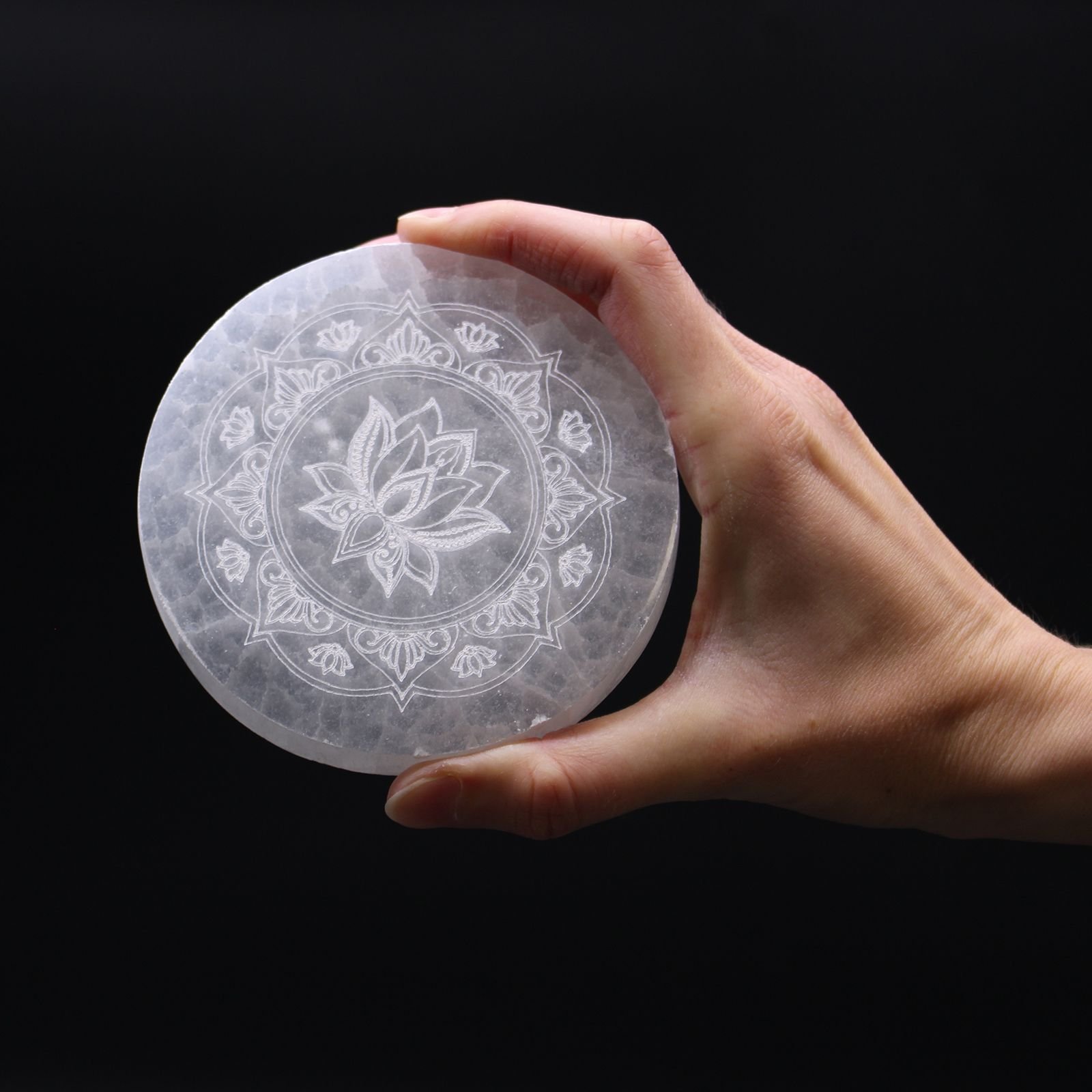 Alternative view of Selenito įkrovimo plokštelė „Lotus Mandala“ – 10 cm ramybės ir šviesos ratas