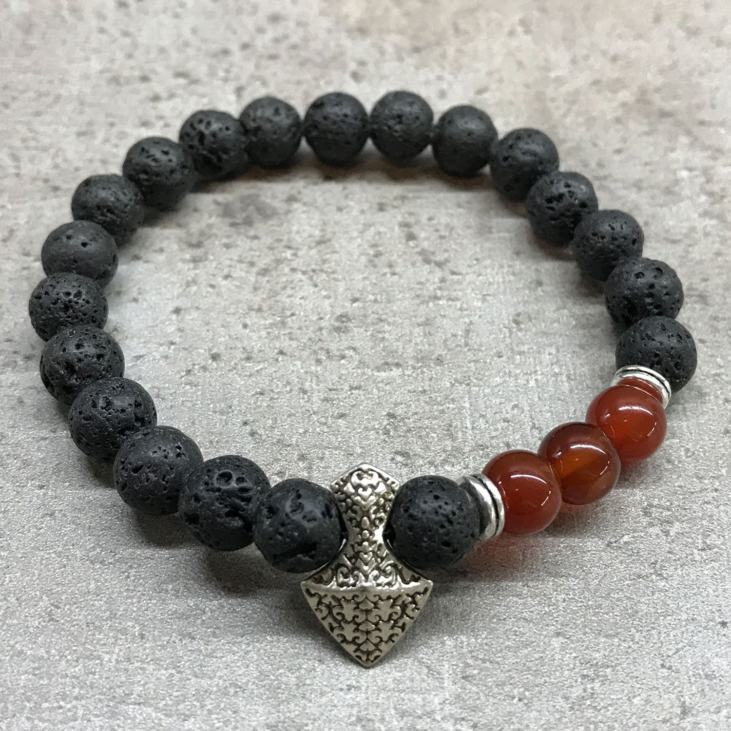 Alternative view of Lavos akmenų apyrankė „Axe-head Carnelian“ – žemiškos ugnies ir paslaptingo akcento žavesys