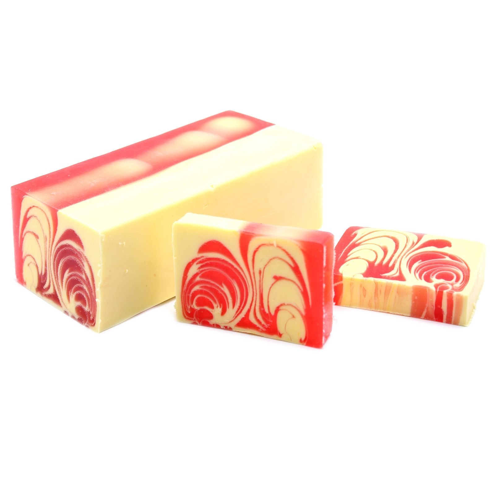 Rankų darbo muilo riekelė „Strawberry“ – saldi braškių kasdienybės magija, ~115 g