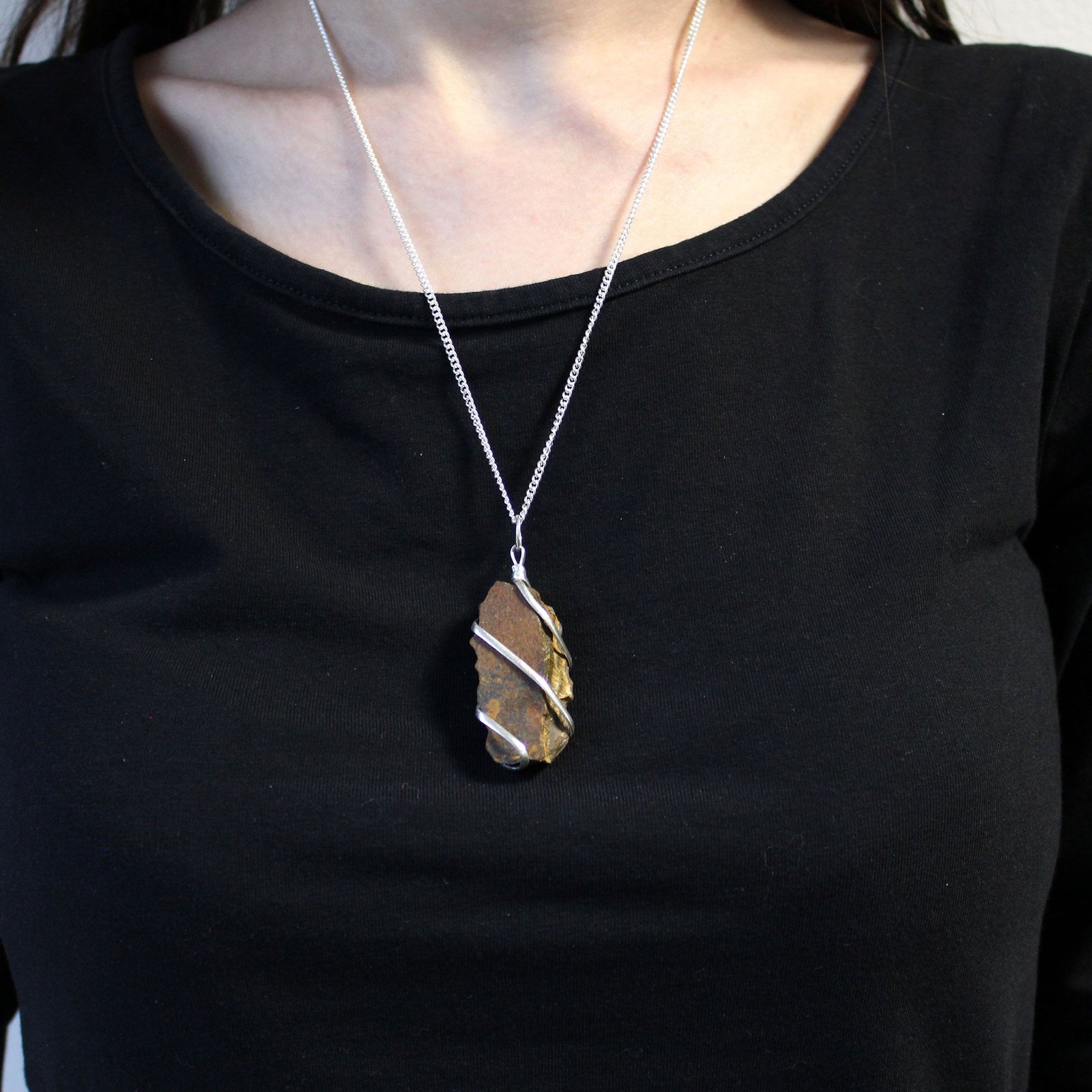Alternative view of Vėrinys „Cascade Wrapped Gemstone Necklace“ – neapdoroto tigro akies akcentas